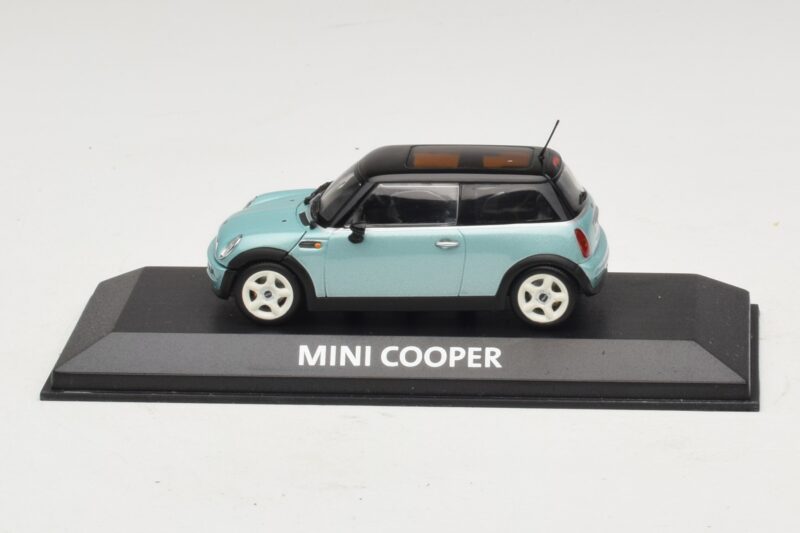 Mini Cooper S R53 Ljusblå Metallic Med Svart Tak Minichamps 1:43 Mini Cooper S R53 Ljusblå Metallic Med Svart Tak Minichamps 1:43 MINI030 Metall