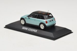 Mini Cooper S R53 Ljusblå Metallic Med Svart Tak Minichamps 1:43 MINI030 Metall — bild 3 av 4