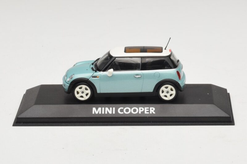 Mini Cooper S R53 Ljusblå Metallic Med Panoramatak Minichamps 1:43 Mini Cooper S R53 Ljusblå Metallic Med Panoramatak Minichamps 1:43 MINI018 Metall