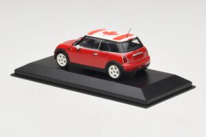 Mini Cooper S R53 Röd Med Kanadensisk Flagga Minichamps 1:43 MINI017 Metall — bild 3 av 5