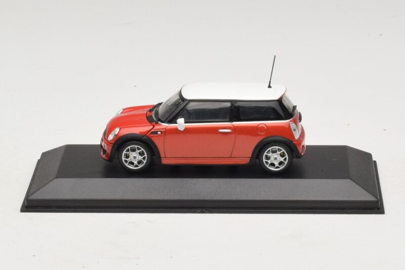 Mini Cooper S R53 Röd Med Vitt Tak Minichamps 1:43 MINI025 Metall