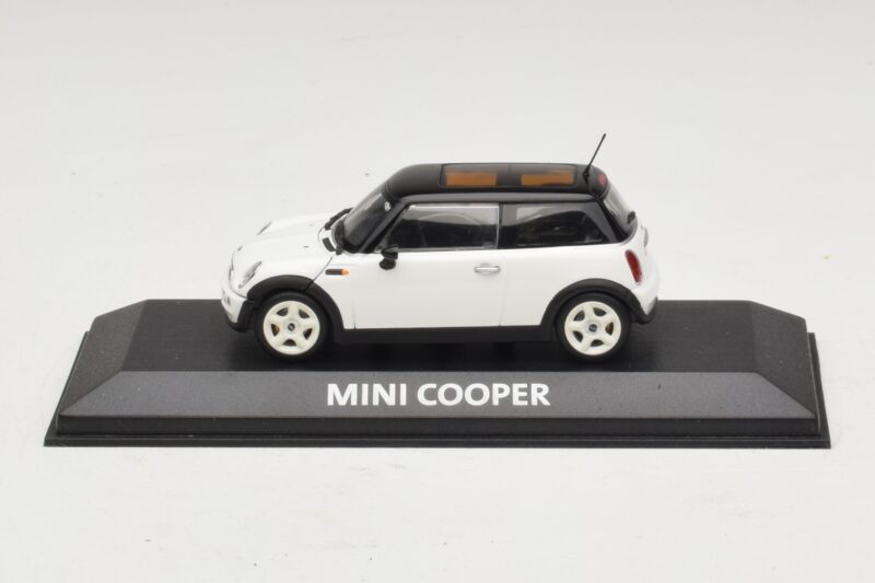 Mini Cooper S R53 Vit Med Svart Tak Minichamps 1:43 Mini Cooper S R53 Vit Med Svart Tak Minichamps 1:43 MINI027 Metall