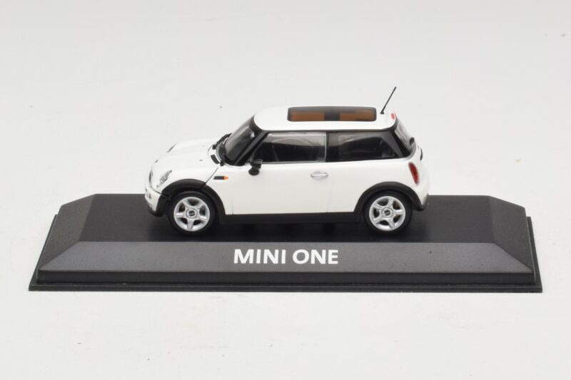 Mini Cooper S R53 Vit Med Panoramatak Minichamps 1:43 MINI020 Metall