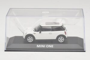 Mini Cooper S R53 Vit Med Panoramatak Minichamps 1:43 MINI020 Metall — bild 4 av 5