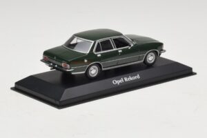 Opel Rekord D Mörkgrön Maxichamps 1:43 940044001 Metall — bild 2 av 5