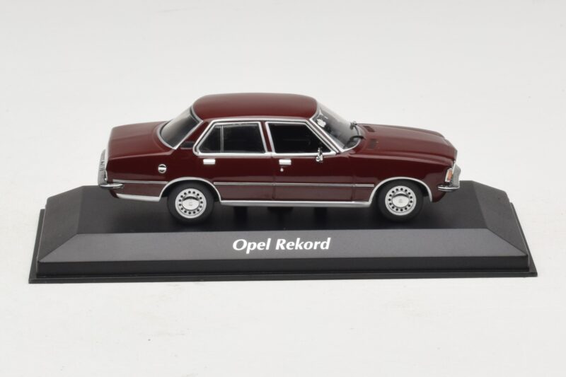 Opel Rekord D Mörkröd Maxichamps 1:43 940044000 Metall