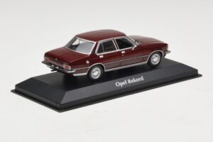 Opel Rekord D Mörkröd Maxichamps 1:43 940044000 Metall — bild 2 av 5