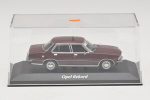 Opel Rekord D Mörkröd Maxichamps 1:43 940044000 Metall — bild 4 av 5