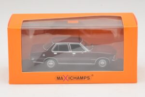 Opel Rekord D Mörkröd Maxichamps 1:43 940044000 Metall — bild 5 av 5