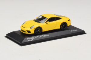 Porsche 911 991.2 GT3 Touring Gul Minichamps 1:43 410067421 Metall — bild 2 av 5