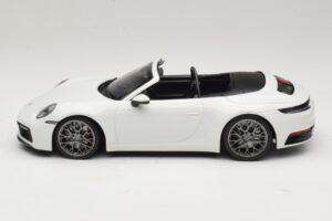 Porsche 911 992 Carrera 4S Cabriolet Vit Minichamps 1:18 155067330 Metall — bild 3 av 6