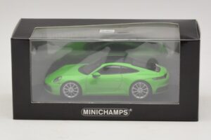 Porsche 911 992 Carrera 4S Grön Minichamps 1:43 410069322 Metall — bild 5 av 5