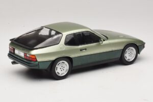 Porsche 924 Turbo Ljusgrön & Mörkgrön MCG 1:18 MCG18660 Metall — bild 2 av 6