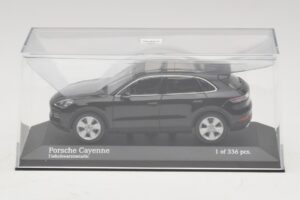 Porsche Cayenne Svartmetallic Minichamps 1:43 410066301 Metall — bild 4 av 5