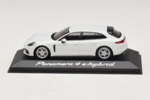 Porsche Panamera 971 4 E-Hybrid Vit Minichamps 1:43 WAP0207620H Metall