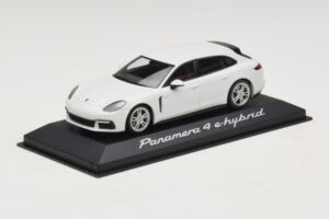 Porsche Panamera 971 4 E-Hybrid Vit Minichamps 1:43 WAP0207620H Metall — bild 2 av 5