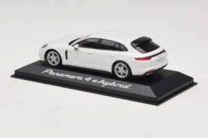 Porsche Panamera 971 4 E-Hybrid Vit Minichamps 1:43 WAP0207620H Metall — bild 3 av 5