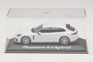 Porsche Panamera 971 4 E-Hybrid Vit Minichamps 1:43 WAP0207620H Metall — bild 4 av 5