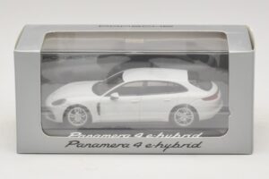 Porsche Panamera 971 4 E-Hybrid Vit Minichamps 1:43 WAP0207620H Metall — bild 5 av 5