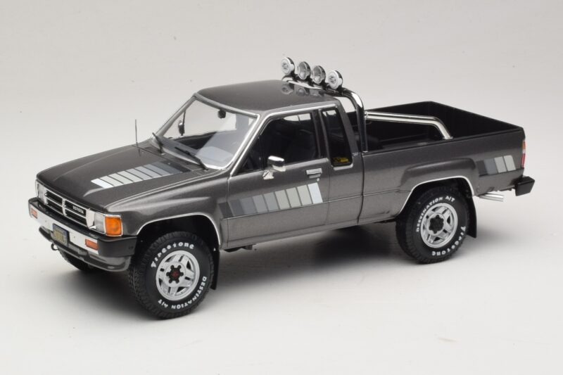 Toyota Hilux N50 Xtra Cab 4x4 Grå Metallic KK-Scale 1:18 KKDC181563 Metall