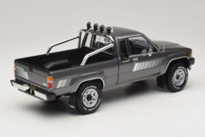 Toyota Hilux N50 Xtra Cab 4x4 Grå Metallic KK-Scale 1:18 KKDC181563 Metall — bild 2 av 6