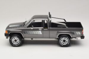 Toyota Hilux N50 Xtra Cab 4x4 Grå Metallic KK-Scale 1:18 KKDC181563 Metall — bild 3 av 6