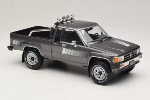 Toyota Hilux N50 Xtra Cab 4x4 Grå Metallic KK-Scale 1:18 KKDC181563 Metall — bild 4 av 6