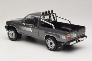 Toyota Hilux N50 Xtra Cab 4x4 Grå Metallic KK-Scale 1:18 KKDC181563 Metall — bild 5 av 6