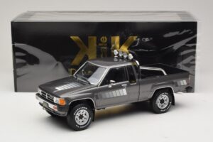 Toyota Hilux N50 Xtra Cab 4x4 Grå Metallic KK-Scale 1:18 KKDC181563 Metall — bild 6 av 6