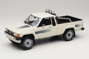 Toyota Hilux N50 Xtra Cab 4x4 Vit KK-Scale 1:18 KKDC181564 Metall