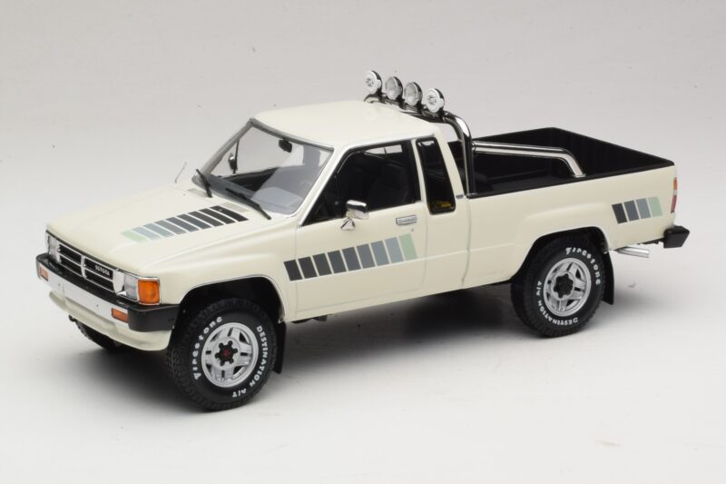 Toyota Hilux N50 Xtra Cab 4x4 Vit KK-Scale 1:18 KKDC181564 Metall