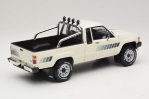 Toyota Hilux N50 Xtra Cab 4x4 Vit KK-Scale 1:18 KKDC181564 Metall — bild 2 av 6