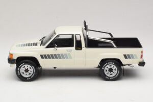 Toyota Hilux N50 Xtra Cab 4x4 Vit KK-Scale 1:18 KKDC181564 Metall — bild 3 av 6