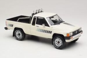 Toyota Hilux N50 Xtra Cab 4x4 Vit KK-Scale 1:18 KKDC181564 Metall — bild 4 av 6