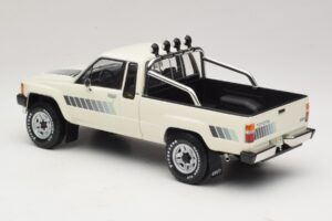 Toyota Hilux N50 Xtra Cab 4x4 Vit KK-Scale 1:18 KKDC181564 Metall — bild 5 av 6