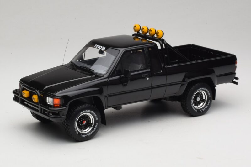 Toyota Hilux N60 SR5 Back to the Future II Blank Svart Otto 1:18 OT481 Resin