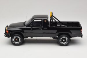 Toyota Hilux N60 SR5 Back to the Future II Blank Svart Otto 1:18 OT481 Resin — bild 3 av 6