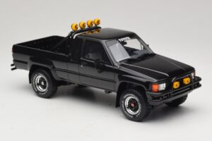 Toyota Hilux N60 SR5 Back to the Future II Blank Svart Otto 1:18 OT481 Resin — bild 4 av 6