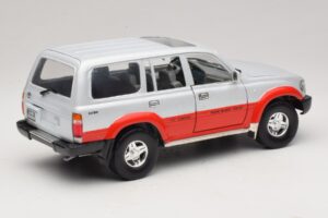 Toyota Land Cruiser J80 Silver Röd Road Legends 1:18 92098 Metall — bild 3 av 8