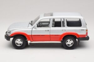 Toyota Land Cruiser J80 Silver Röd Road Legends 1:18 92098 Metall — bild 4 av 8