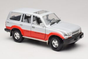 Toyota Land Cruiser J80 Silver Röd Road Legends 1:18 92098 Metall — bild 6 av 8