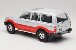 Toyota Land Cruiser J80 Silver Röd Road Legends 1:18 92098 Metall — bild 7 av 8