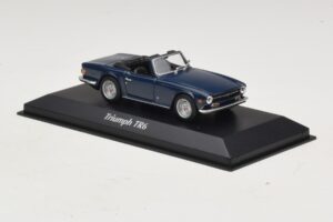 Triumph TR6 Mörkblå Maxichamps 1:43 940132570 Metall — bild 3 av 5