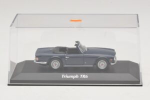 Triumph TR6 Mörkblå Maxichamps 1:43 940132570 Metall — bild 4 av 5