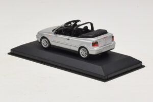 Volkswagen Golf Mk4 Cabriolet Silver Återförsäljarutgåva Minichamps 1:43 GOLF004 Metall — bild 3 av 5