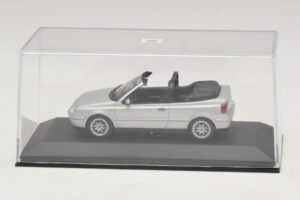 Volkswagen Golf Mk4 Cabriolet Silver Återförsäljarutgåva Minichamps 1:43 GOLF004 Metall — bild 4 av 5