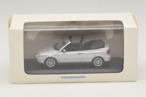 Volkswagen Golf Mk4 Cabriolet Silver Återförsäljarutgåva Minichamps 1:43 GOLF004 Metall — bild 5 av 5
