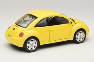 Volkswagen New Beetle A4 Gul Bburago 1:18 3302 Metall — bild 3 av 8