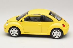 Volkswagen New Beetle A4 Gul Bburago 1:18 3302 Metall — bild 4 av 8