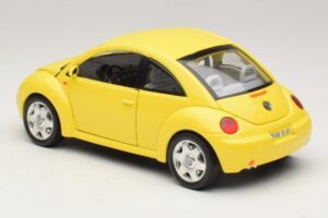 Volkswagen New Beetle A4 Gul Bburago 1:18 3302 Metall — bild 7 av 8
